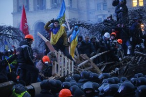 Ucraina, la polizia sgombera con la forza i manifestanti