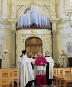 Vescovo con religiosi carmelitani